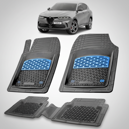 set de covorase din cauciuc negre cu accente albastre cu o alfa romeo tonale gri in fundal