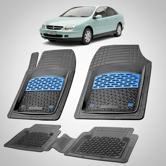 set de covorase din cauciuc negre cu accente albastre cu un citroen c5 sedan facelift verde deschis in fundal