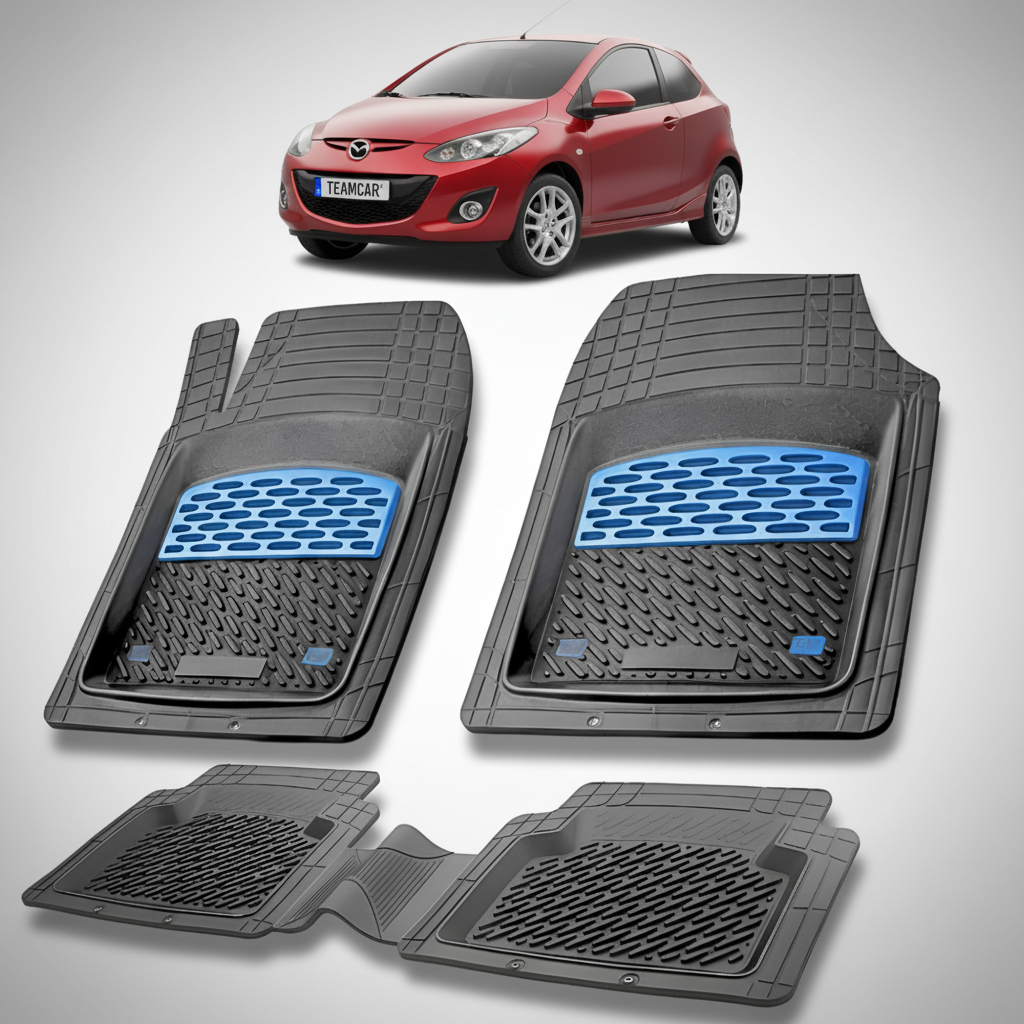 set de covorase din cauciuc negre cu accente albastre cu o mazda 2 de facelift hatchback 3 usi rosie in fundal