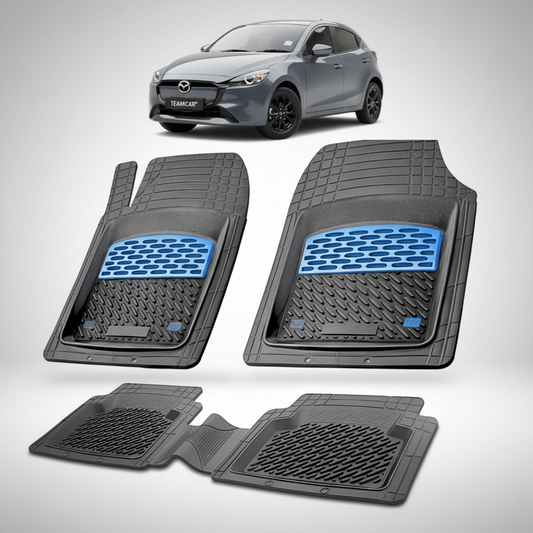set de covorase din cauciuc negre cu accente albastre cu o mazda 2 dj  facelift 2 hatchback 5 usi gri inchis  in fundal