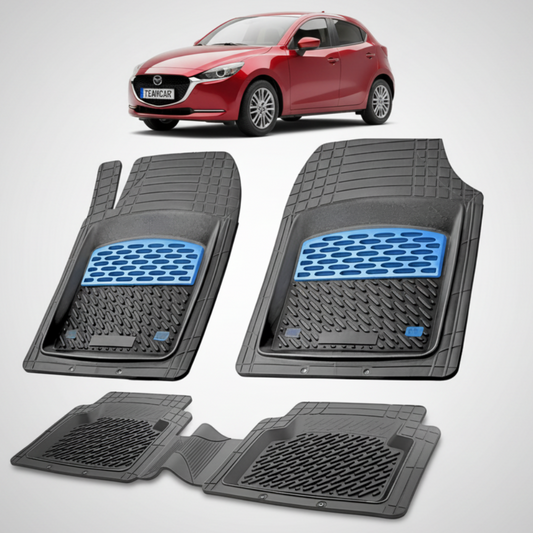 set de covorase din cauciuc negre cu accente albastre cu o mazda 2 dj facelift hatchback 5 usi rosie  in fundal