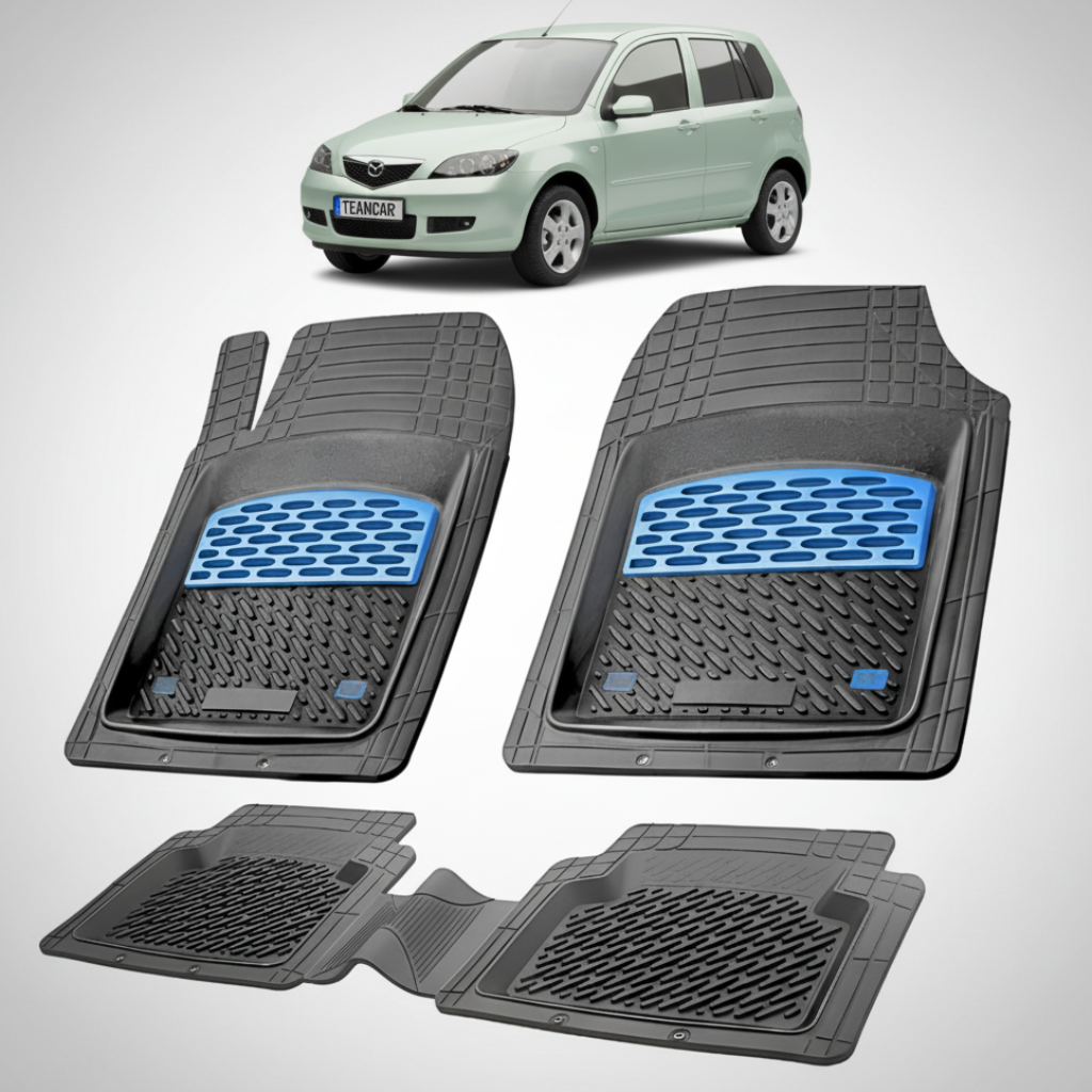 set de covorase din cauciuc negre cu accente albastre cu o mazda 2 dy hatchback 5 usi verde deschis in fundal