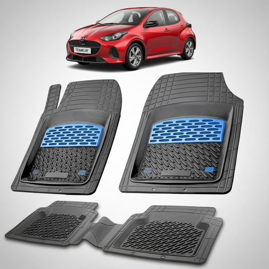 set de covorase din cauciuc negre cu accente albastre cu o mazda 2 hybrid xp210 facelift hatchback 5 usi rosie in fundal