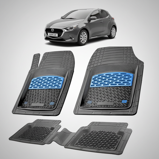 set de covorase din cauciuc negre cu accente albastre cu o mazda 2 generatia IV gri inchis in fundal