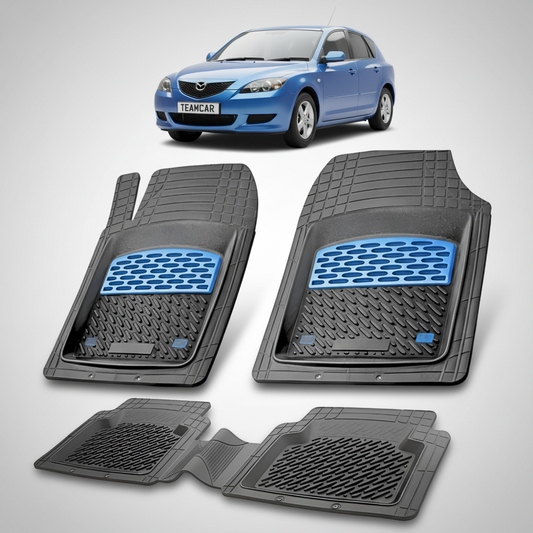 set de covorase din cauciuc negre cu accente albastre cu o mazda 3 generatia I albastra in fundal