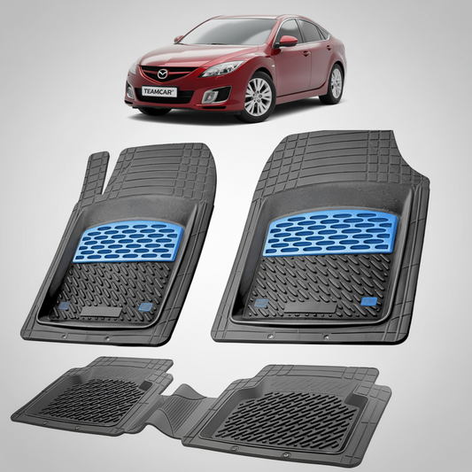 set de covorase din cauciuc negre cu accente albastre cu o mazda 6 gh sedan rosu in fundal