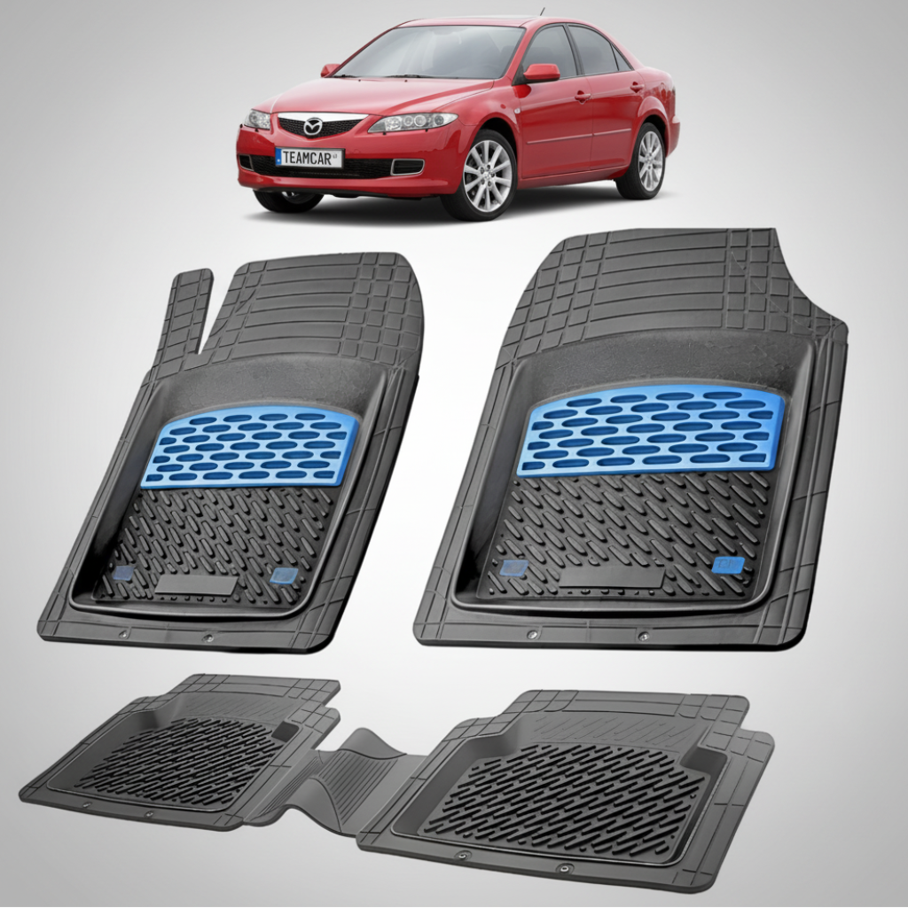 set de covorase din cauciuc negre cu accente albastre cu o mazda 6 generatia 1 rosie in fundal