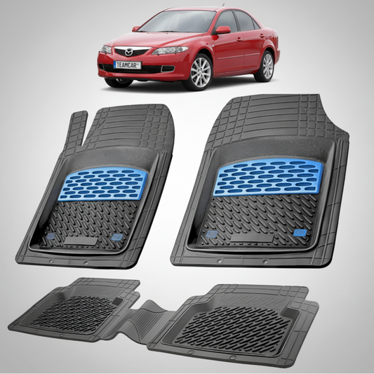 set de covorase din cauciuc negre cu accente albastre cu o mazda 6 generatia 1 rosie in fundal