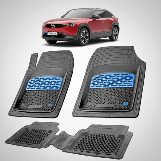 set de covorase din cauciuc negre cu accente albastre cu o mazda mx-30 dr suv ev r-ev rosu in fundal