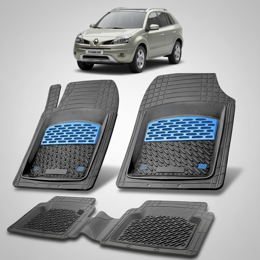 set de covorase din cauciuc negre cu accente albastre cu un renault koleos i suv bej-verzui in fundal