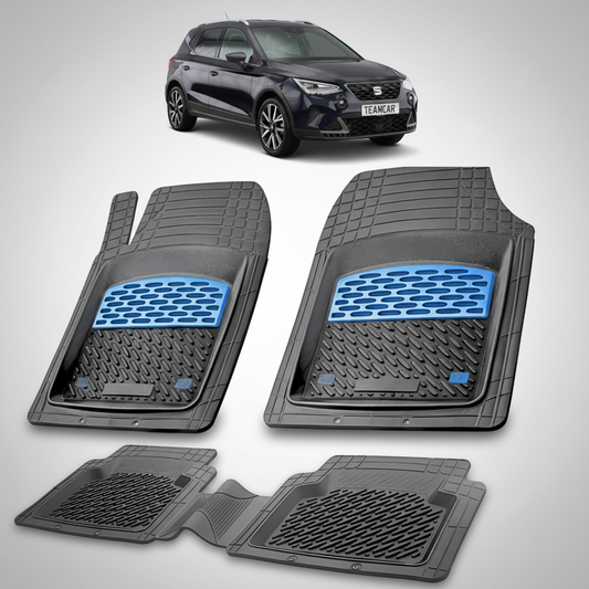 set de covorase din cauciuc negre cu accente albastre cu un seat arona suv facelift negru in fundal