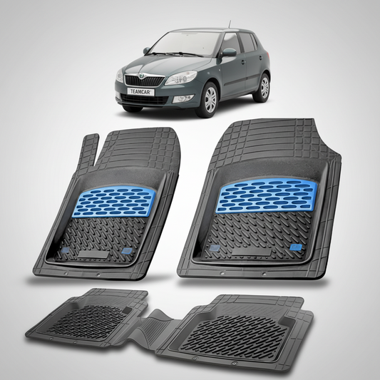 set de covorase din cauciuc negre cu accente albastre cu o skoda fabia ii hatchback gri in fundal