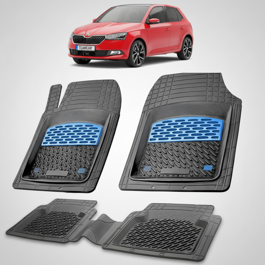 set de covorase din cauciuc negre cu accente albastre cu o skoda fabia iii hatchback facelift rosie in fundal