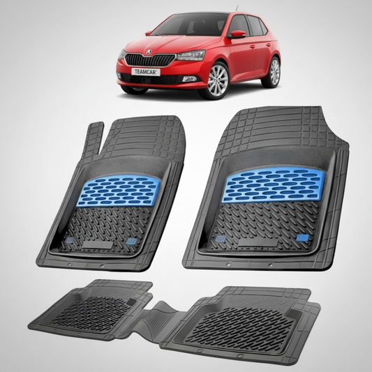 set de covorase din cauciuc negre cu accente albastre cu o skoda fabia iii hatchback rosie in fundal