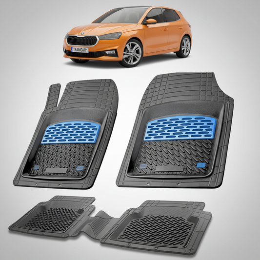 set de covorase din cauciuc negre cu accente albastre cu o skoda fabia iv hatchback portocalie in fundal