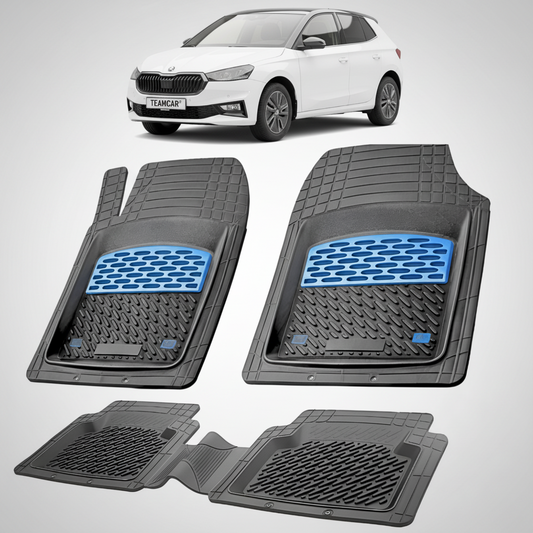 set de covorase din cauciuc negre cu accente albastre cu o skoda fabia iv hatchback alba in fundal