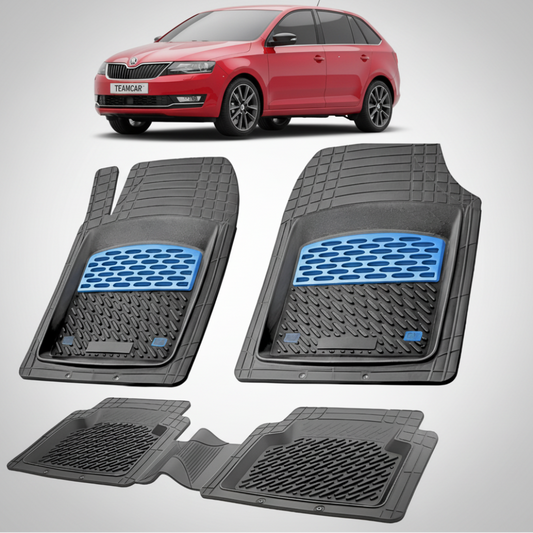 set de covorase din cauciuc negre cu accente albastre cu o skoda rapid spaceback facelift rosie in fundal