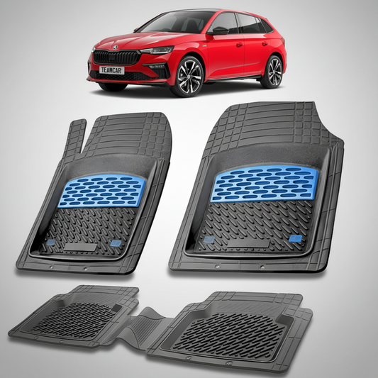 set de covorase din cauciuc negre cu accente albastre cu o skoda scala hatchback facelift rosie in fundal