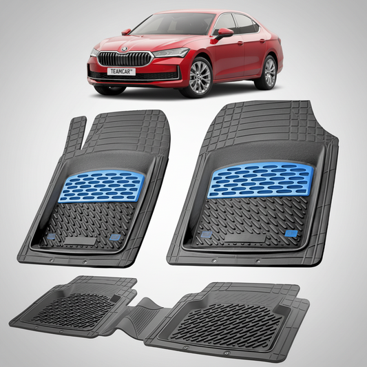 set de covorase din cauciuc negre cu accente albastre cu o skoda superb iv liftback rosie in fundal