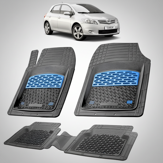 set de covorase din cauciuc negre cu accente albastre cu o toyota auris e150 hatchback argintie in fundal