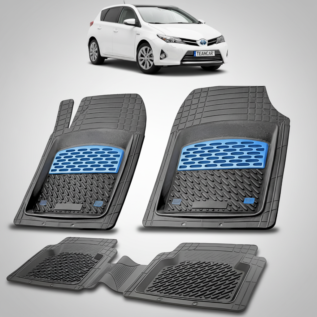 set de covorase din cauciuc negre cu accente albastre cu o toyota auris e180 hatchback alba in fundal