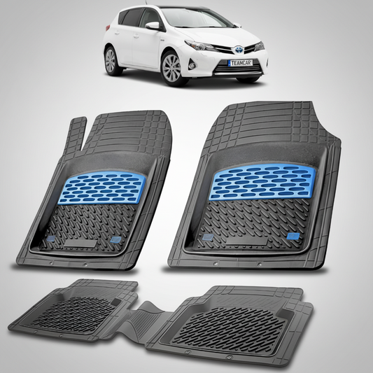 set de covorase din cauciuc negre cu accente albastre cu o toyota auris e180 hatchback alba in fundal