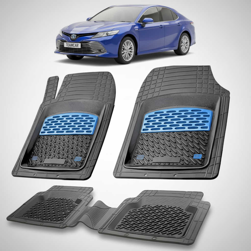 set de covorase din cauciuc negre cu accente albastre cu o toyota camry XV70 sedan albastra in fundal