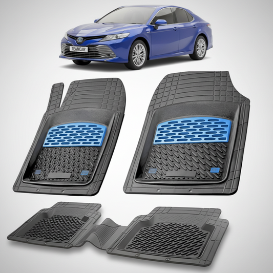 set de covorase din cauciuc negre cu accente albastre cu o toyota camry XV70 sedan albastra in fundal