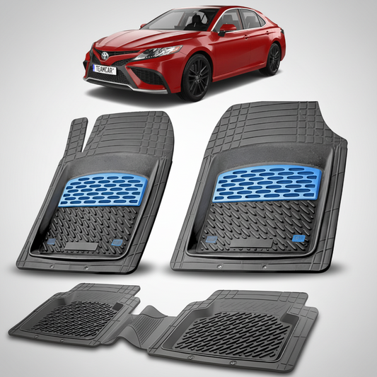 set de covorase din cauciuc negre cu accente albastre cu o toyota camry XV70 sedan rosie in fundal