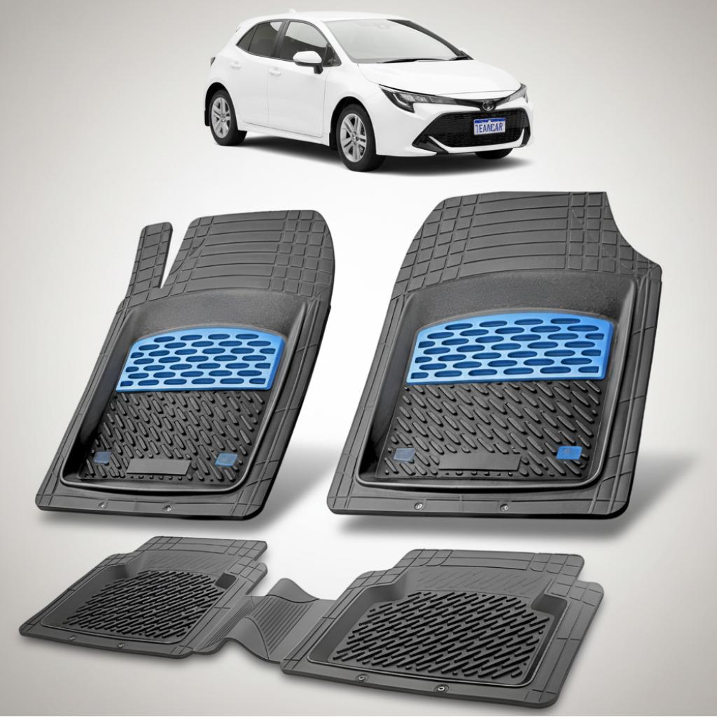 set de covorase din cauciuc negre cu accente albastre cu o toyota corolla e210 hatchback alba in fundal