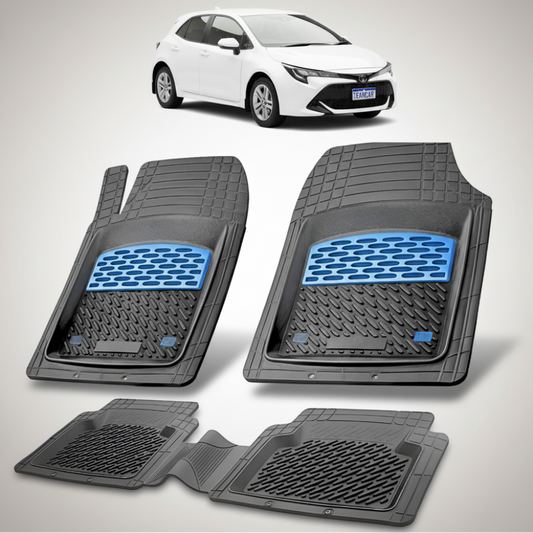 set de covorase din cauciuc negre cu accente albastre cu o toyota corolla e210 hatchback alba in fundal