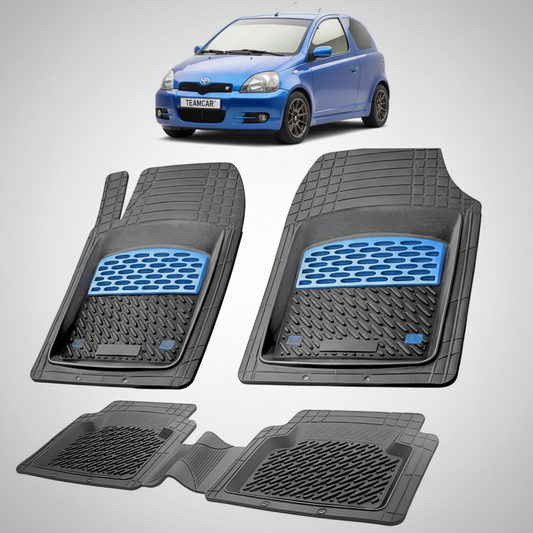 set de covorase din cauciuc negre cu accente albastre cu o toyota yaris xp10 hatchback albastra in fundal