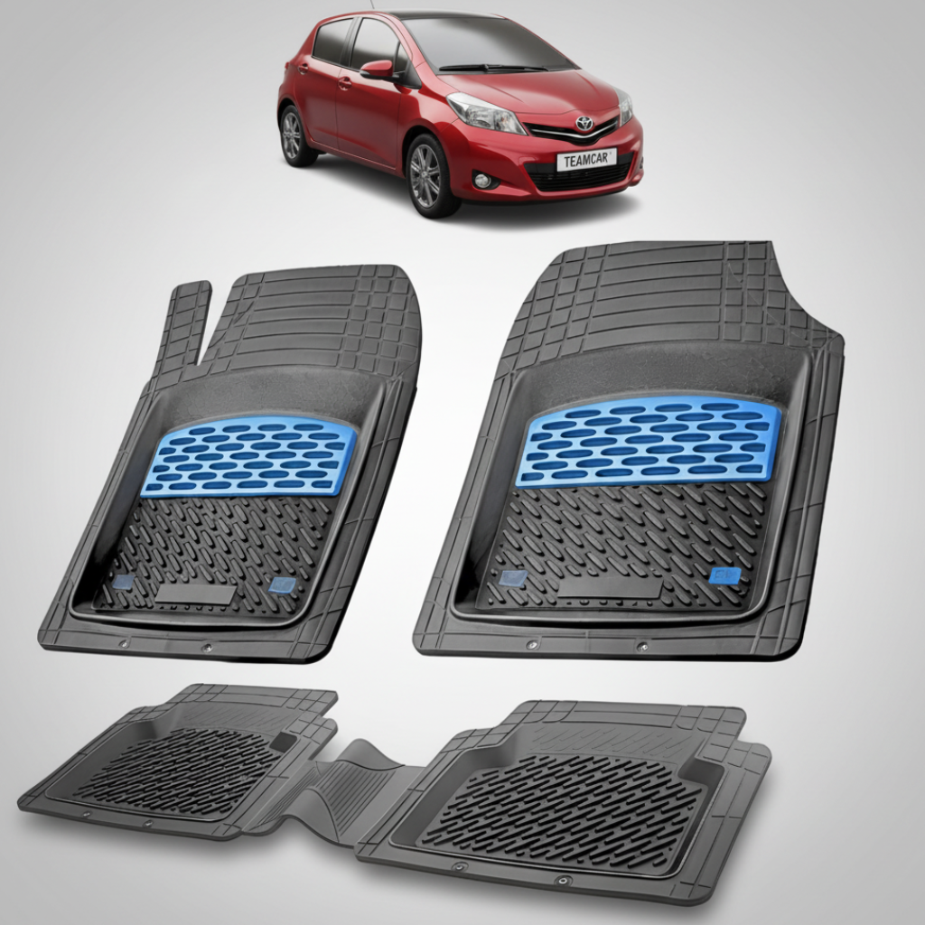 set de covorase din cauciuc negre cu accente albastre cu o toyota yaris xp130 hatchback rosie in fundal