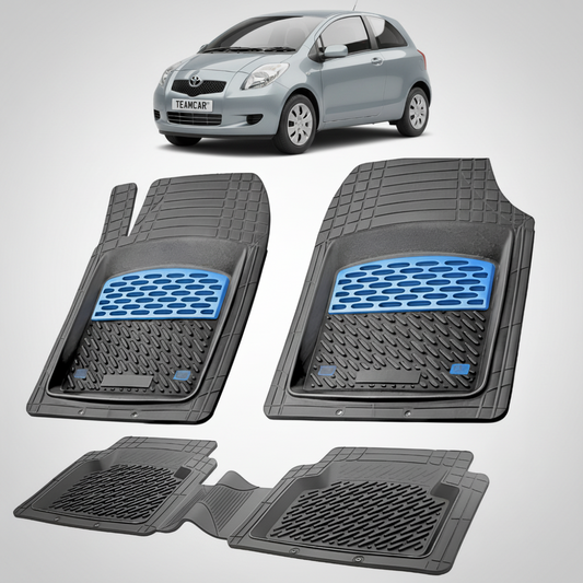 set de covorase din cauciuc negre cu accente albastre cu o toyota yaris xp90 hatchback gri inchis in fundal