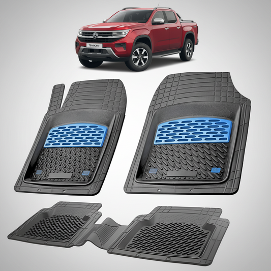 set de covorase din cauciuc negre cu accente albastre cu un volkswagen amarok 2 pickup rosu in fundal