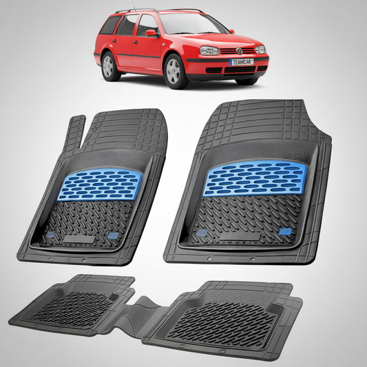 set de covorase din cauciuc negre cu accente albastre cu un volkswagen golf 4 variant rosu in fundal