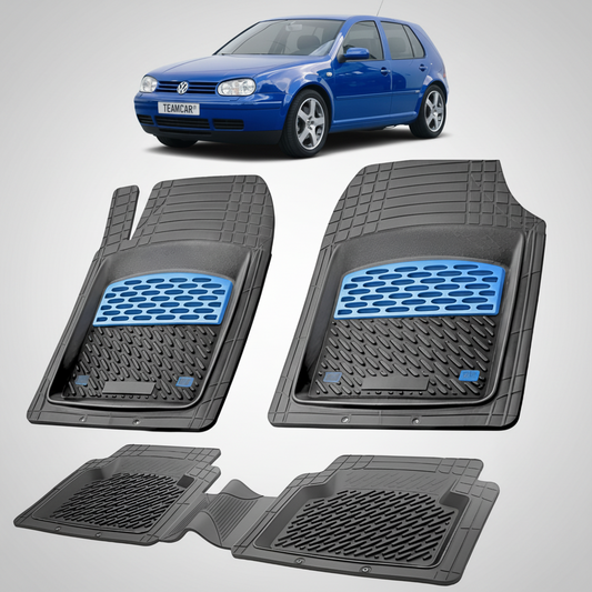 set de covorase din cauciuc negre cu accente albastre cu un volkswagen golf 4 hatchback albastru in fundal