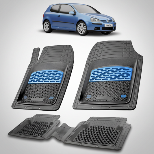 set de covorase din cauciuc negre cu accente albastre cu un volkswagen golf 5 hatchback 3 usi albastru  in fundal