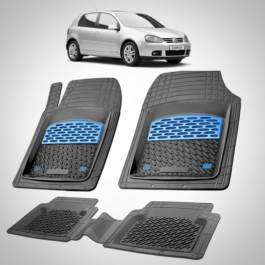 set de covorase din cauciuc negre cu accente albastre cu un volkswagen golf 5 argintiu  in fundal