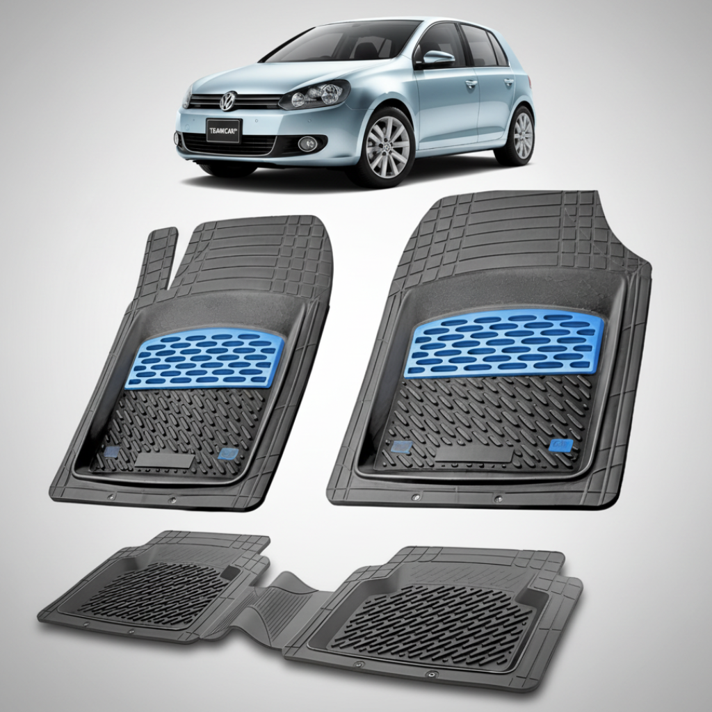 set de covorase din cauciuc negre cu accente albastre cu un Volkswagen golf 6 hatchback albastru deschis in fundal