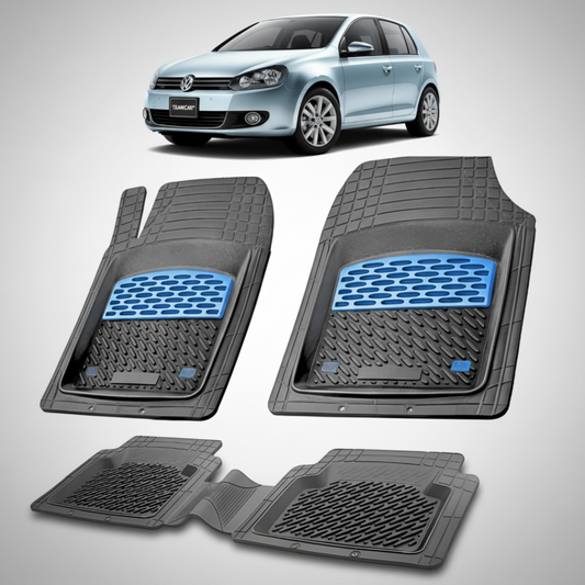 set de covorase din cauciuc negre cu accente albastre cu un Volkswagen golf 6 hatchback albastru deschis in fundal