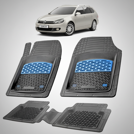 set de covorase din cauciuc negre cu accente albastre cu un volkswagen golf 6 variant gri in fundal