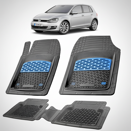 set de covorase din cauciuc negre cu accente albastre cu un volkswagen golf 7 hatchback gri deschis in fundal