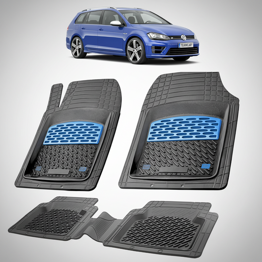 set de covorase din cauciuc negre cu accente albastre cu un volkswagen golf 7 variant albastru in fundal