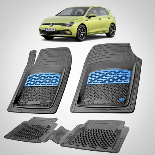 set de covorase din cauciuc negre cu accente albastre cu un volkswagen golf 8 hatchback verde lime in fundal