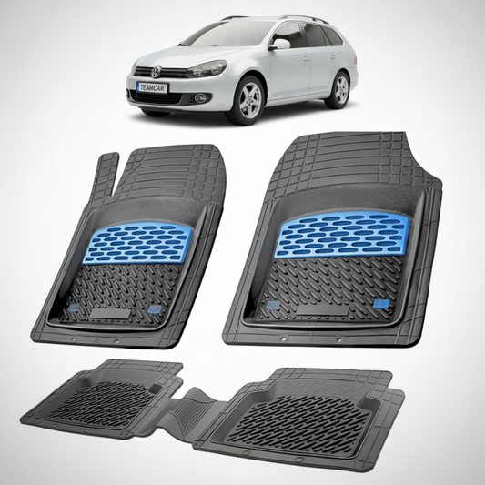set de covorase din cauciuc negre cu accente albastre cu un volkswagen golf mk6 variant break argintiu in fundal
