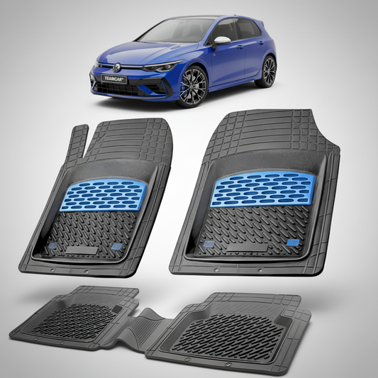 set de covorase din cauciuc negre cu accente albastre cu un Volkswagen golf mk8 hatchback 5 usi albastru in fundal