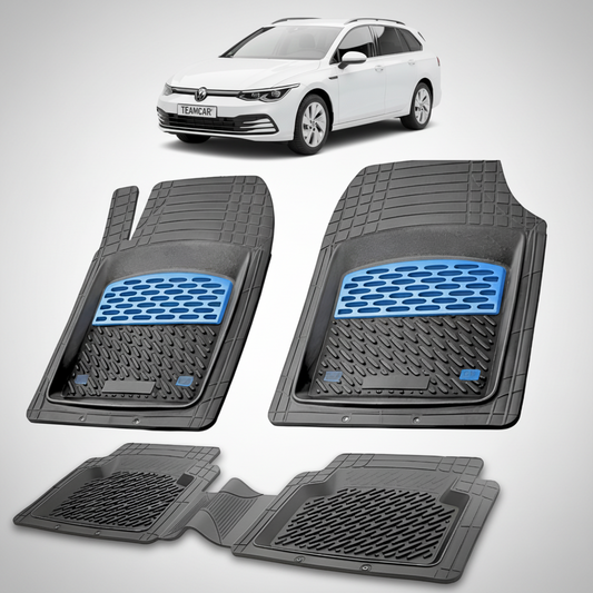 set de covorase din cauciuc negre cu accente albastre cu un volkswagen golf mk8 variant combi alb in fundal