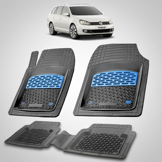 set de covorase din cauciuc negre cu accente albastre cu un volkswagen golf 6 variant argintiu in fundal