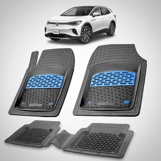 set de covorase din cauciuc negre cu accente albastre cu un volkswagen id.4 e21 electric suv alb in fundal